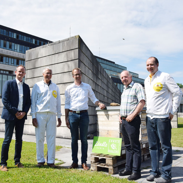 Marcel Strauss, Manfred Hechenberger, Christian Gantner, Egon Gmeiner und StefanHechenberger auf dem Dach des Landhaus