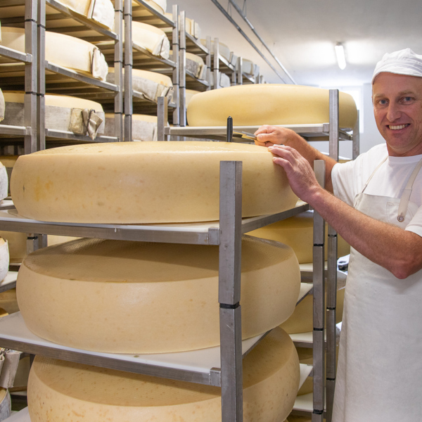 Ein Mitarbeiter der Sennerei Lingenau (Foto: Weissengruber)