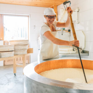 Ein Einblick In Die Käseherstellung Auf Der Alpe Kassa Wildmoos | Foto: Weissengruber & Partner