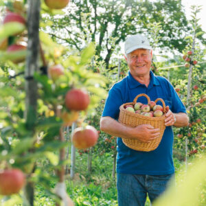 Manfred Nägele Mit Einem Korb Ländle Äpfel | Foto: Weissengruber & Partner