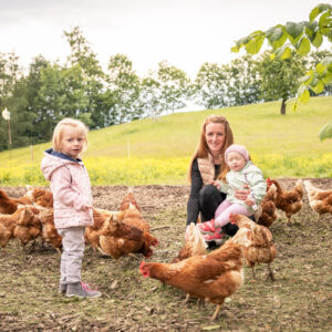 Bettina Längle Mit Ihren Töchtern Lina Und Zita Und Den Hühnern Vom Haldahof | Foto: Weissengruber & Partner