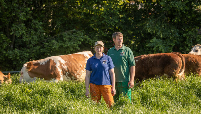 Susanne Und Bernhard Maaß Vom Bluamahof Auf Der Weide Mit Ihren Rindern | Foto: Weissengruber & Partner