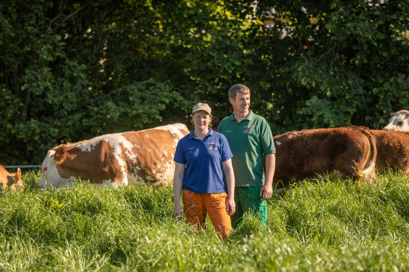 Susanne Und Bernhard Maaß Vom Bluamahof Auf Der Weide Mit Ihren Rindern | Foto: Weissengruber & Partner