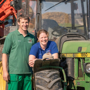 Bernhard Und Susanne Maaß Mit Ihrem Traktor | Foto: Weissengruber & Partner