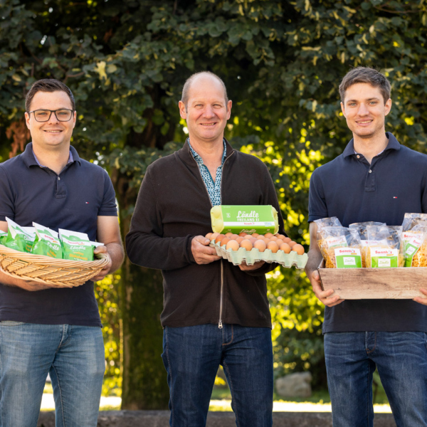 Johannes & Mathias Allgäuer zusammen mit Gebhard Flatz und einigen Köstlichkeiten mit dem Ländle Gütesiegel des Sennhofs | Foto: Weissengruber & Partner
