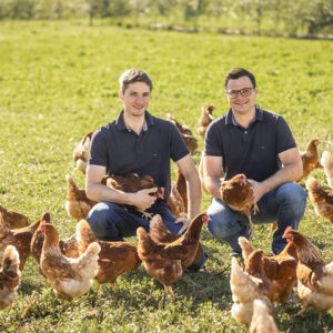 Mathias Und Johannes Allgäuer Mit Ihren Hühnern | Foto: Weissengruber & Partner