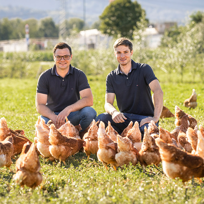 Johannes und Mathias Allgäuer inmitten einiger ihrer Freilandhühner | Foto: Weissengruber & Partner