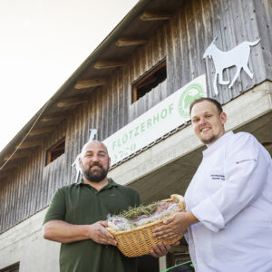 Alexander Heer Und Bernd Hörfarter Vor Dem Flötzerhof | Foto: Weissengruber & Partner