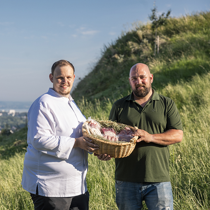 Alexander Heer mit Landwirt Bernd Hörfarter vom Flötzerhof | Foto: Weissengruber & Partner