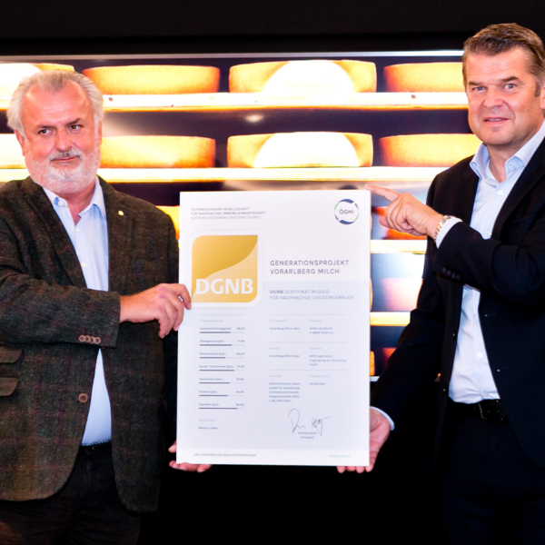 Übergabe des DGNB-Zertifikats von Peter Engert an Raimund Wachter