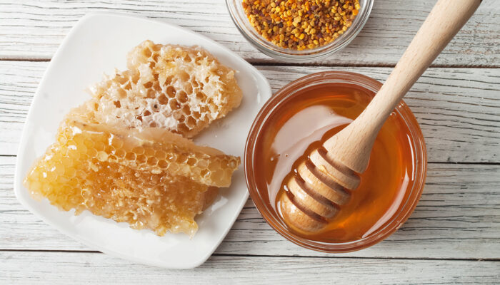 Honig Mit Honigwaben Auf Holz Untergrund | Foto: Getty Images