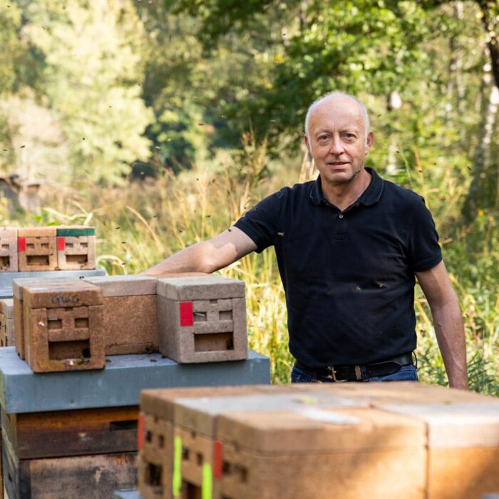 Hermann Bohle steht neben seinen Bienenkästen | Foto: Weissengruber & Partner