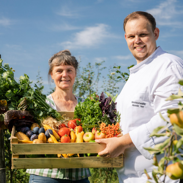 Alexander Heer Hält eine Gemüsekiste | Foto: Weissengruber & Partner
