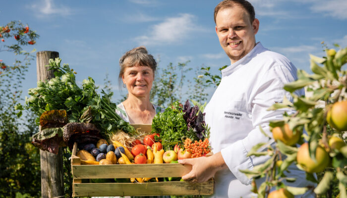 Alexander Heer Hält Eine Gemüsekiste | Foto: Weissengruber & Partner