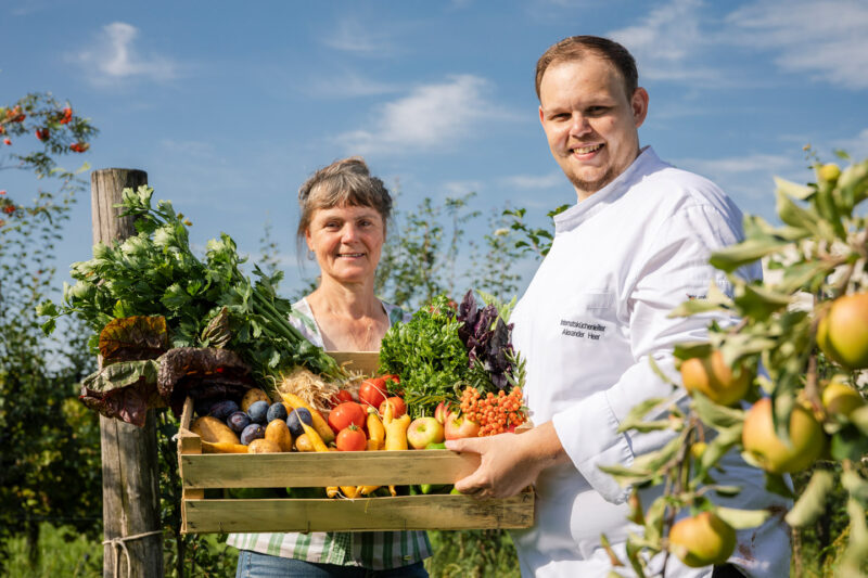 Alexander Heer Hält Eine Gemüsekiste | Foto: Weissengruber & Partner