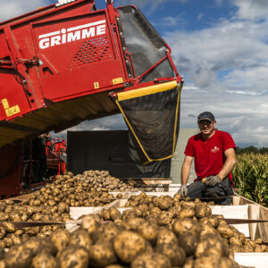 Kilian Schatzmann Neben Der Erntemaschine Und Den Ländle Kartoffeln | Foto: Weissengruber & Partner