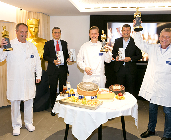 Stolze Präsentation der Gewinnertrophäen der AMA-Käsekaiser-Trophäen-Tour | Foto: Mathis