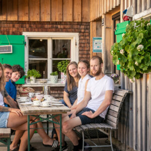 Matthias Giselbrecht Und Nicole Steurer Mit Gästen Am Tisch | Foto: Weissengruber & Partner