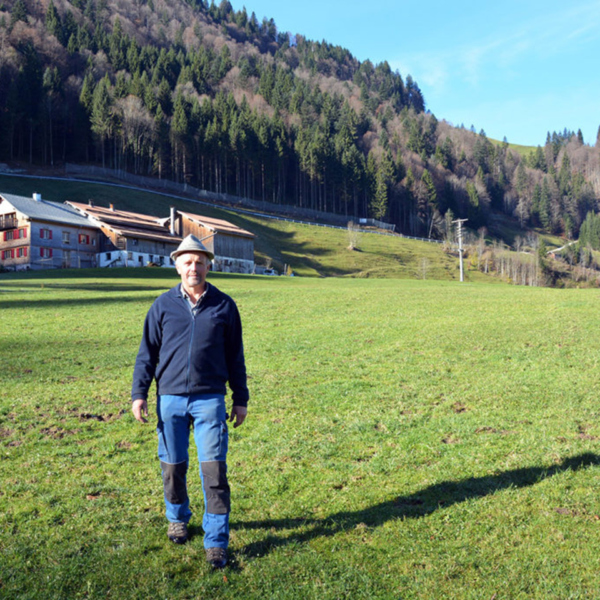 Georg Nenning auf einer Wiese