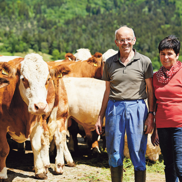 Maria Luise und Michael Fritsche mit ihren Rindern