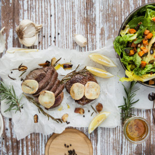 Rindersteaks Mit Gegrilltem Ziegenkäse Und Avocado-Süßkartoffel-Salat