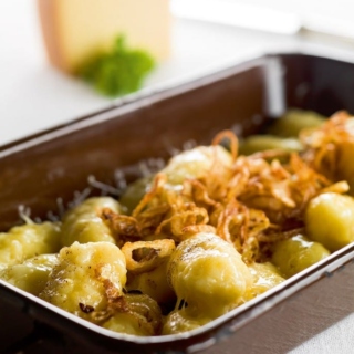Kartoffel-Käse-Nocken Mit Geschmolzenen Butterzwiebeln