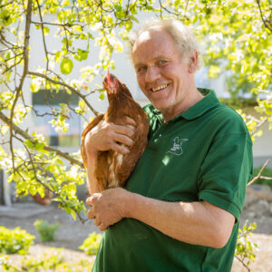 Franz Zangerl Mit Einem Huhn Auf Der Hand