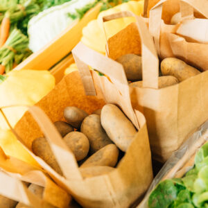 Kartoffeln Sind In Papiersäcke Abgepackt, Außerdem Erkennt Man Auch Noch Einen Salatkopf Und Karotten
