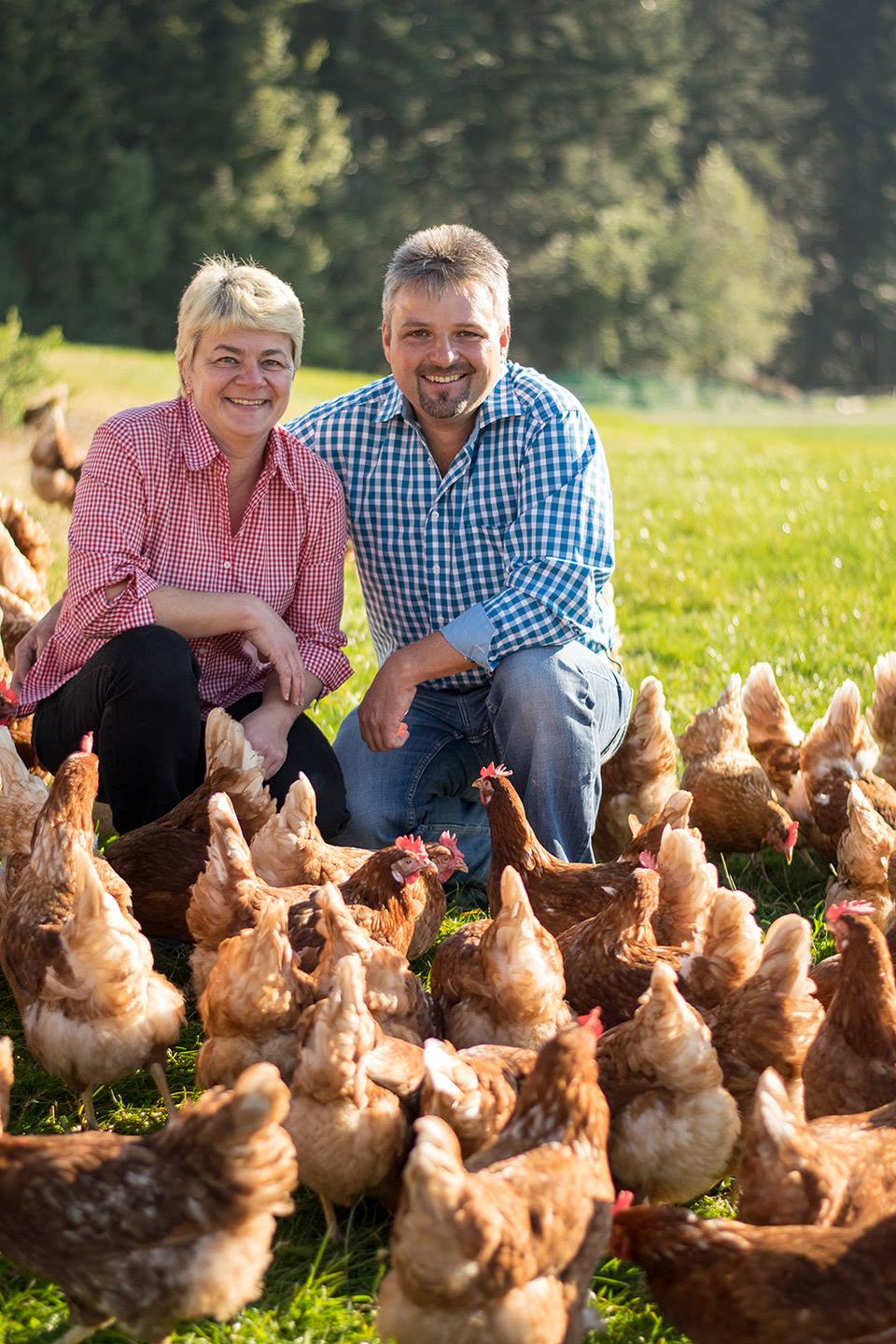 Claudia Und Gerd Giselbrecht Sitzen Auf Einer Wiese Umringt Von Ihren Hühnern