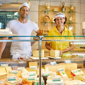 Zwei Mitarbeiter Der Dorfsennerei Schlins-Röns (Foto: Pallinger)