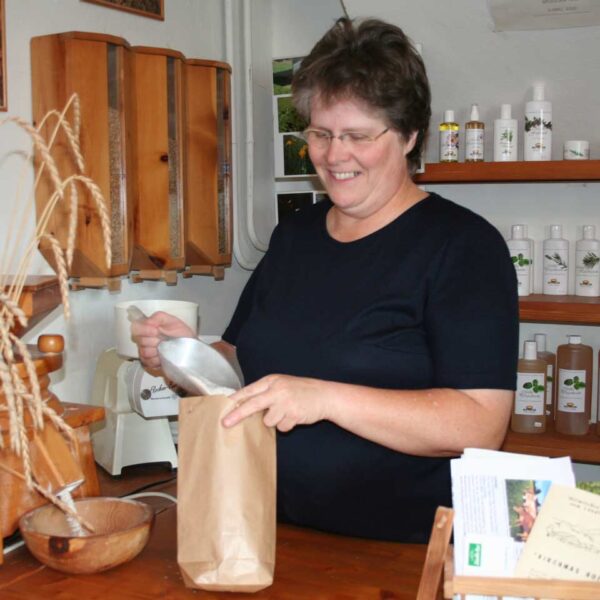 Helga Malin im Verkaufsladen von Kirchmas Hof