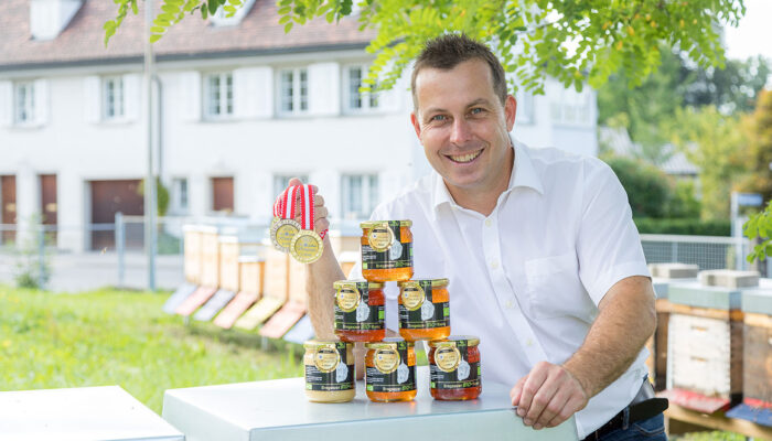 Christof Bernhart Mit Seinen Prämierten Honigen