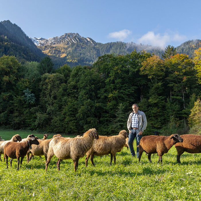 Christoph Vonblon-Bürkle mit Schafen auf der Weide