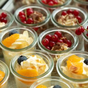 Cremige Desserts Mit Fruchtgarnitur