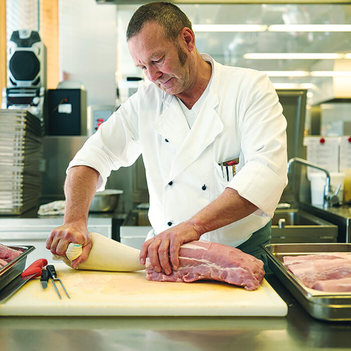 Ländle Gastronomie Koch beim Braten füllen Foto: Ivo Vögel