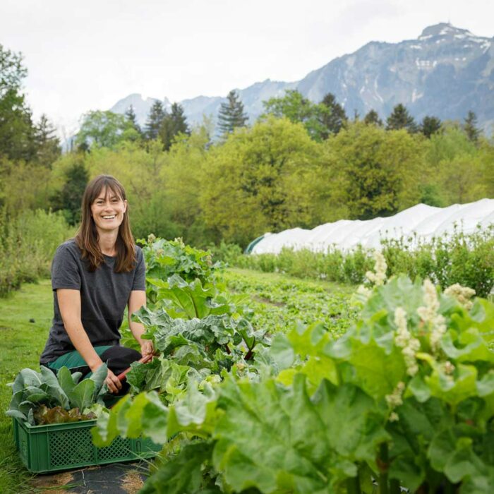 AQUA Garten Leiterin Daniela Vogel beim Ernten im Freiland (Foto: Weissengruber)