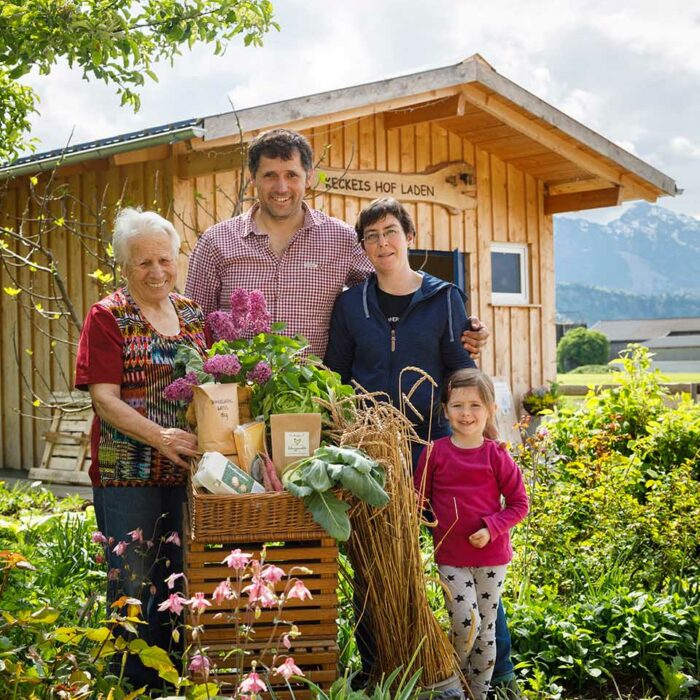 Die Familie Keckeis vor ihrem Hofladen (Foto: Weissengruber)