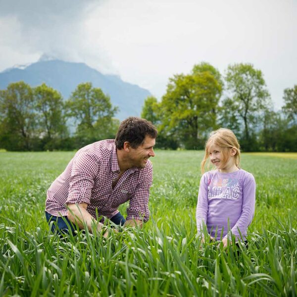 Gerold Keckeis mit Tochter auf dem Feld (Foto: Weissengruber)