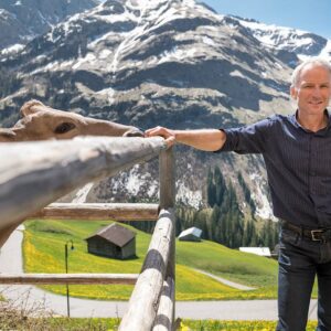 Hubert Strolz Mit Einer Seiner Kühe Vor Dem Bergpanorama In Warth (Foto: Michael Kreyer)