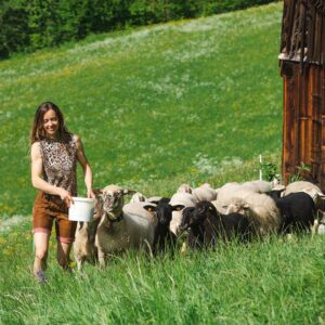 Heidi Mitterlehner Beim Füttern Ihrer Schafe (Foto: Weissengruber)