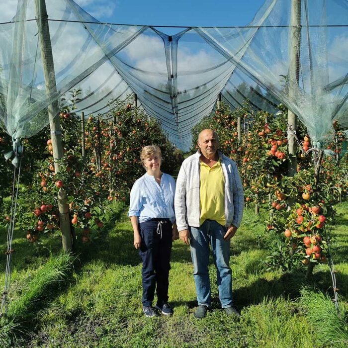 Evi und Werner Witzemann in ihrer Apfelplantage