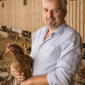 Gerd Giselbrecht Mit Einem Huhn Im Arm Im Freiluft-Vorraum Ihres Hühnerstalls – Foto: Michael Kreyer
