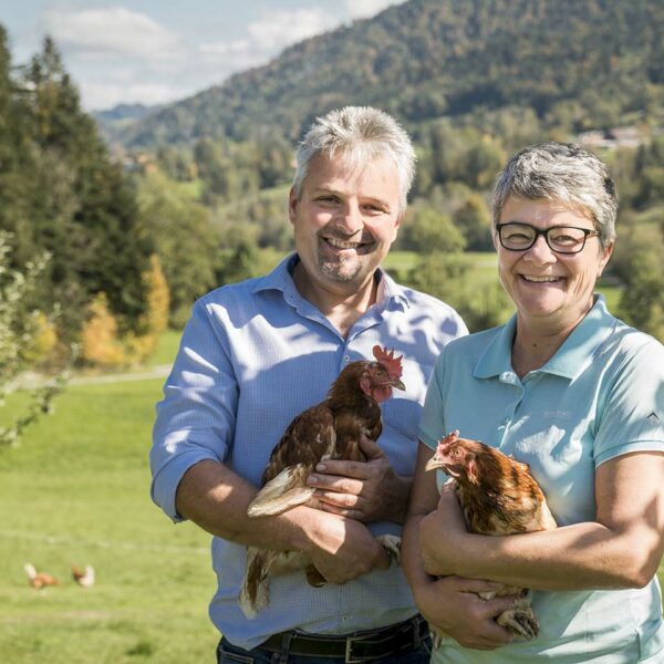 Gerd und Claudia Giselbrecht mit Hühnern im Arm auf ihrer Wiese am Sulzberg - Foto: Michael Kreyer