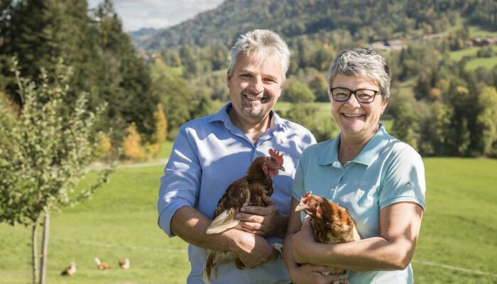 Gerd Und Claudia Giselbrecht Mit Hühnern Im Arm Auf Ihrer Wiese Am Sulzberg - Foto: Michael Kreyer