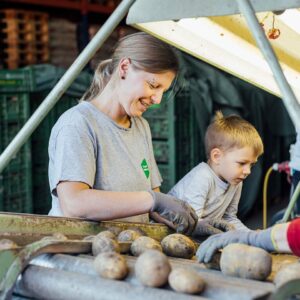 Beim Sortieren Der Kartoffeln Hilft Die Ganze Familie Am Hof Gravis Mit - Foto: Manuel Paul