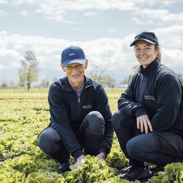 Fabienne und Walter Gehrer auf dem Feld