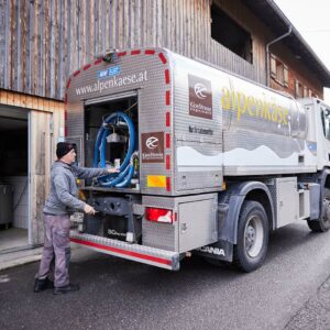 Der Milchwagen Der Alpenkäse Bregenzerwald Sennerei Holt Die Milch Direkt Bei Den Landwirten Ab. (Foto: Christoph Pallinger)