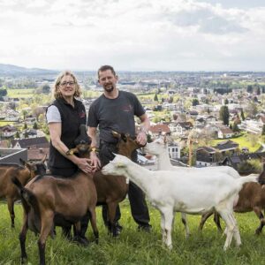Mario Und Bettina König Auf Der Weide Mit Ziegen – Foto: Michael Kreyer