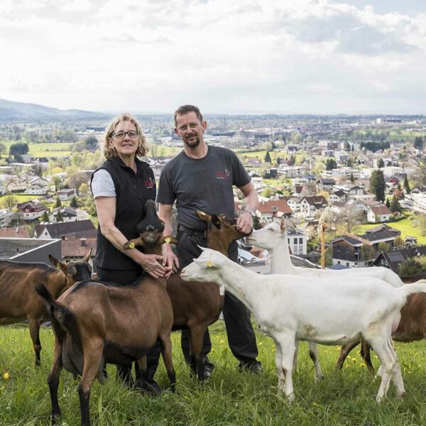 Mario und Bettina König auf der Weide mit Ziegen - Foto: Michael Kreyer