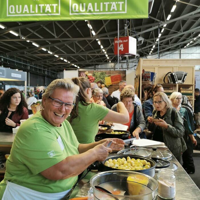 Sigrid Gasser kocht auf der Herbstmesse 2022